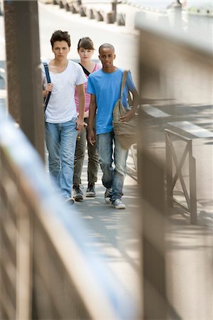 friends sidewalk walk - Young people walking on sidewalk Foto de stock - Sin royalties Premium, Código: 632-05760402