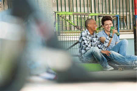 Friends sitting on sidewalk toasting Fotografie stock - Premium Royalty-Free, Codice: 632-05760454