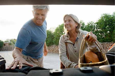 Senior couple chargement des sacs dans la voiture Photographie de stock - Premium Libres de Droits, Code: 632-05760455
