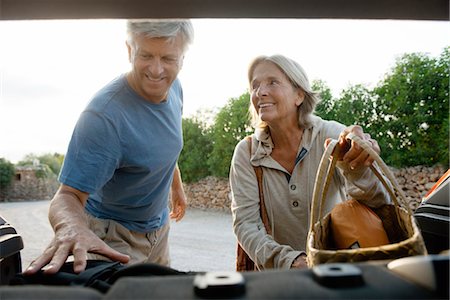 Senior couple loading bags into car Foto de stock - Sin royalties Premium, Código: 632-05760455