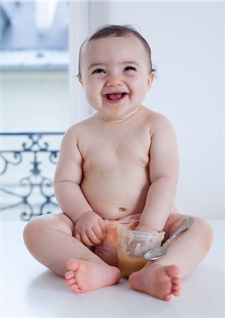 Infant playing with food, portrait Foto de stock - Sin royalties Premium, Código: 632-05760537