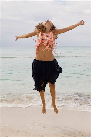 simsearch:632-05816976,k - Femme sautant dans les airs à la plage Photographie de stock - Premium Libres de Droits, Code: 632-05760596