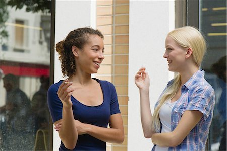 Jeunes femmes prenant pause-cigarette Photographie de stock - Premium Libres de Droits, Code: 632-05760670