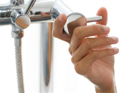 Woman's hand turning faucet Foto de stock - Sin royalties Premium, Código: 632-05760692