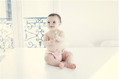 diaper girl window - Enfant jouant avec une cuillère, portrait Photographie de stock - Premium Libres de Droits, Code: 632-05760703