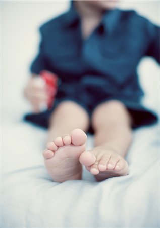 Feet of little boy low section Foto de stock - Sin royalties Premium, Código: 632-05760806