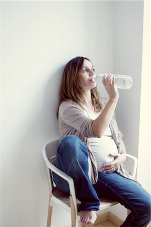 Pregnant woman drinking water from bottle Foto de stock - Sin royalties Premium, Código: 632-05760807