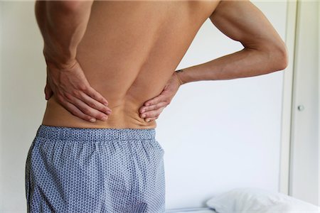 Man experiencing lower back pain, cropped Foto de stock - Sin royalties Premium, Código: 632-05816085