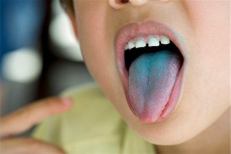 Boy sticking out stained tongue, cropped Foto de stock - Sin royalties Premium, Código: 632-05816088