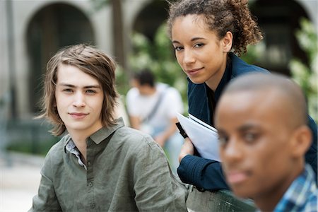 simsearch:632-05816947,k - Étudiants sur le campus de l'Université Photographie de stock - Premium Libres de Droits, Code: 632-05816108