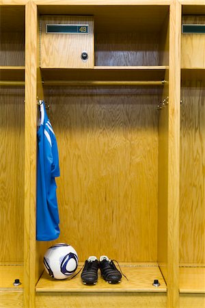 Soccer gear in locker room Foto de stock - Sin royalties Premium, Código: 632-05816115