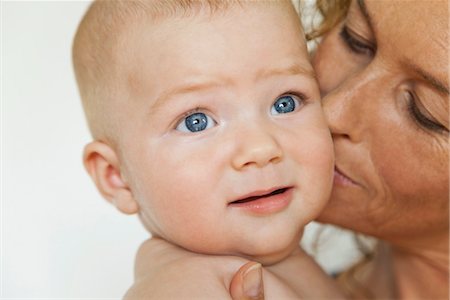 La mère de joues de bébé baisers Photographie de stock - Premium Libres de Droits, Code: 632-05816187