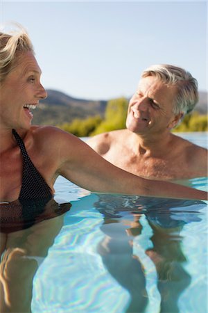 Mature couple relaxing together in pool Foto de stock - Sin royalties Premium, Código: 632-05816188