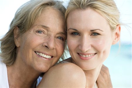 senior mom daughter - Mother with adult daughter, portrait Foto de stock - Sin royalties Premium, Código: 632-05816189