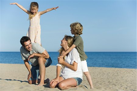 piggy back ride mom and child - Family playing together at the beach Foto de stock - Sin royalties Premium, Código: 632-05816221