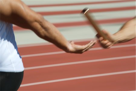 Coureurs d'échanger le bâton dans la course à relais, recadrée Photographie de stock - Premium Libres de Droits, Code: 632-05816240