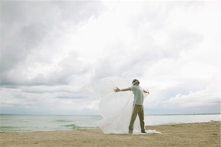 ecologic - Man trapped in plastic on beach Foto de stock - Sin royalties Premium, Código: 632-05816265