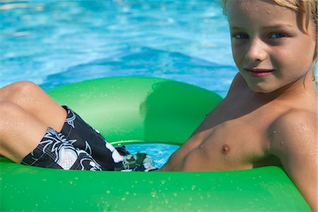 relaxing on innertube - Garçon reposant sur le flotteur dans la piscine, portrait Photographie de stock - Premium Libres de Droits, Code: 632-05816262