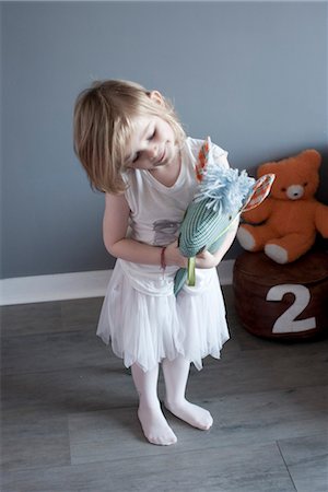 Little girl playing with hobby horse Foto de stock - Sin royalties Premium, Código: 632-05816288