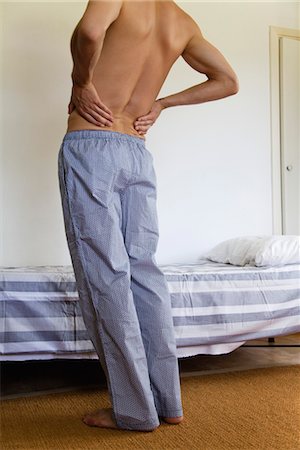 Man experiencing lower back pain, croppeds Foto de stock - Sin royalties Premium, Código: 632-05816282