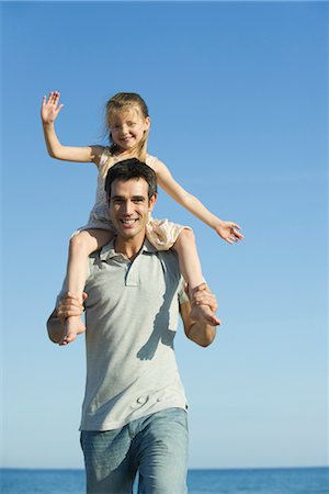 Father carrying daughter on his shoulders Foto de stock - Sin royalties Premium, Código: 632-05816331