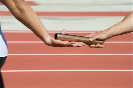 Runners exchanging baton in relay race, cropped Foto de stock - Sin royalties Premium, Código: 632-05816351