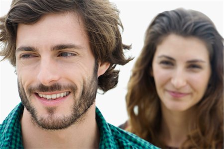 Young man smiling, young woman in background Foto de stock - Sin royalties Premium, Código: 632-05816372