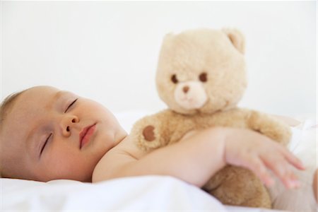 sólo bebés - Baby sleeping with teddy bear Foto de stock - Sin royalties Premium, Código: 632-05816387