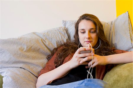 Young woman listening to MP3 player Stock Photo - Premium Royalty-Free, Code: 632-05816389