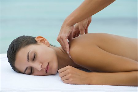 simsearch:632-05816646,k - Junge Frau empfangende Schulter-massage Stockbilder - Premium RF Lizenzfrei, Bildnummer: 632-05816390