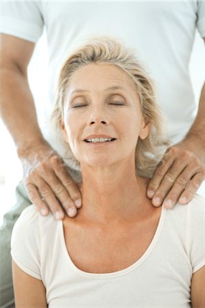 schulter - Mature woman having her shoulders massaged Foto de stock - Sin royalties Premium, Código: 632-05816417