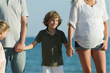 simsearch:632-06318053,k - Boy at the beach with his family, holding his parents' hands Foto de stock - Sin royalties Premium, Código: 632-05816441