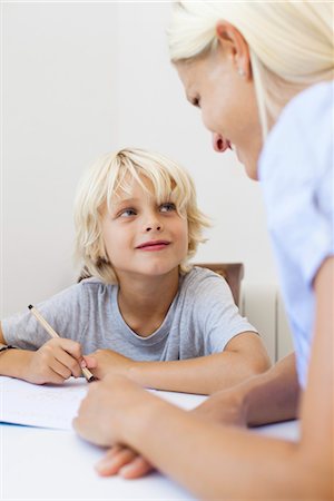 Mother helping son with homework Foto de stock - Sin royalties Premium, Código: 632-05816507