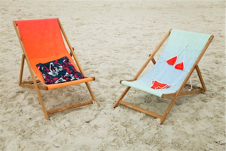 Swimsuits left on lounge chairs at the beach Stock Photo - Premium Royalty-Free, Code: 632-05816592