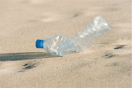 desechado - Empty plastic bottle on beach, close-up Foto de stock - Sin royalties Premium, Código: 632-05816615
