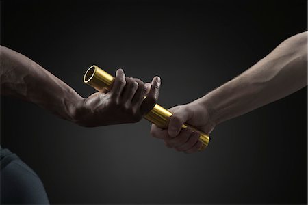 dark background - Coureurs en passant le bâton, recadrée Photographie de stock - Premium Libres de Droits, Code: 632-05816643