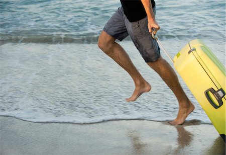 running to surf - Man running on beach with suitcase Foto de stock - Sin royalties Premium, Código: 632-05816698