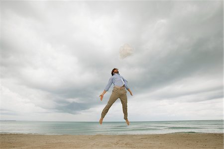 Jeune homme sautant en l'air Photographie de stock - Premium Libres de Droits, Code: 632-05816751