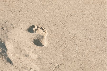 single footprint on the sand - Footprint in sand Foto de stock - Sin royalties Premium, Código: 632-05816763