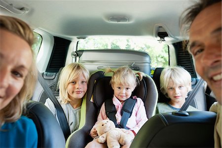 Famille en voiture, souriant à la caméra Photographie de stock - Premium Libres de Droits, Code: 632-05816902