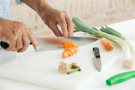 simsearch:614-06002182,k - Man slicing fresh vegetables, cropped Foto de stock - Royalty Free Premium, Número: 632-05816946