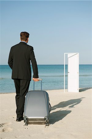 partir en voyage - Homme d'affaires en tirant la valise sur la plage, porte entrouverte en arrière-plan Photographie de stock - Premium Libres de Droits, Code: 632-05816961