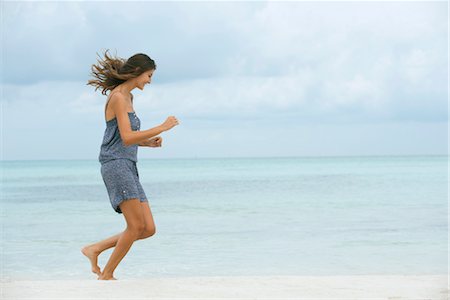running to surf - Young woman running at the beach Foto de stock - Sin royalties Premium, Código: 632-05816977