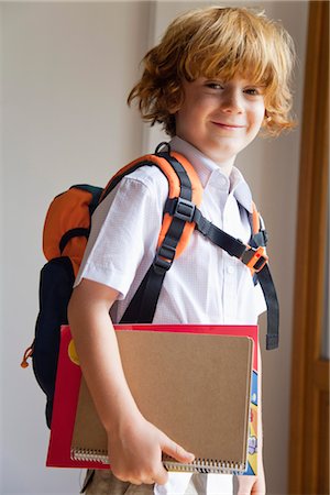 sólo niños - Boy prepared for school, carrying backpack and notebooks Foto de stock - Sin royalties Premium, Código: 632-05816983