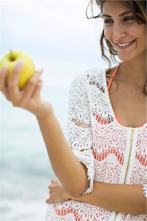 simsearch:632-06029502,k - Woman holding apple Stock Photo - Premium Royalty-Free, Code: 632-05817011