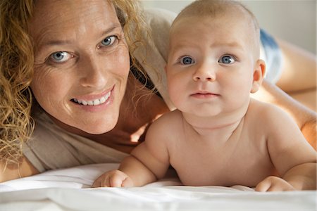 portrait of family lying down side by side - Mother lying down beside baby, portrait Stock Photo - Premium Royalty-Free, Code: 632-05817049