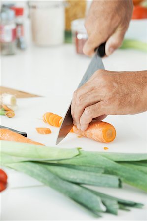 Homme pour trancher les légumes frais coupés Photographie de stock - Premium Libres de Droits, Code: 632-05817060