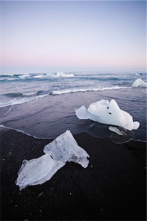 simsearch:632-05845452,k - Large pieces of glacial ice washed up on beach, Jokulsarlon glacial lagoon, Iceland Foto de stock - Sin royalties Premium, Código: 632-05844999