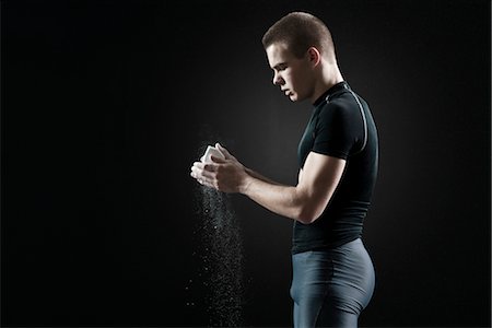 simsearch:632-05845035,k - Male athlete applying chalk to hands Foto de stock - Sin royalties Premium, Código: 632-05845029