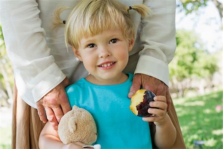 Little girl holding biten plum Foto de stock - Sin royalties Premium, Código: 632-05845058